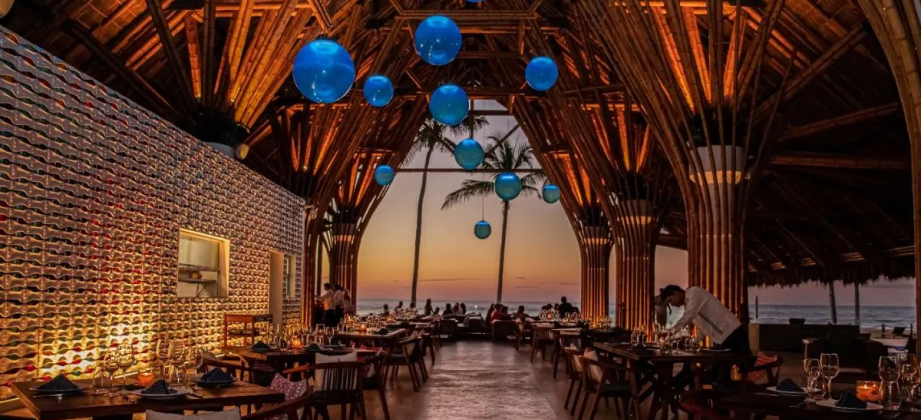 foto-al-anochecer-del-restaurante-Tierra-Tropical-Beach-Club