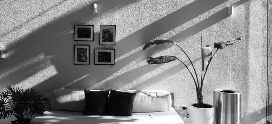black-and-white-room-photo