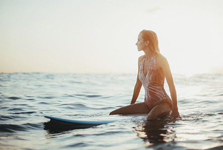 woman-waiting-wave-to-surf
